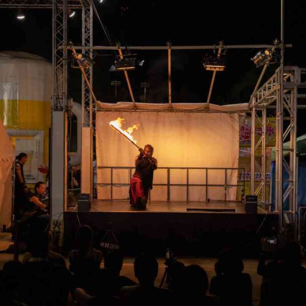 炎剣 西武園ゆうえんちのプールの夏イベントを盛り上げるファイアーショー