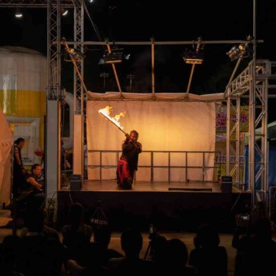 西武園ゆうえんちのプールの夏イベントを盛り上げるファイアーショー