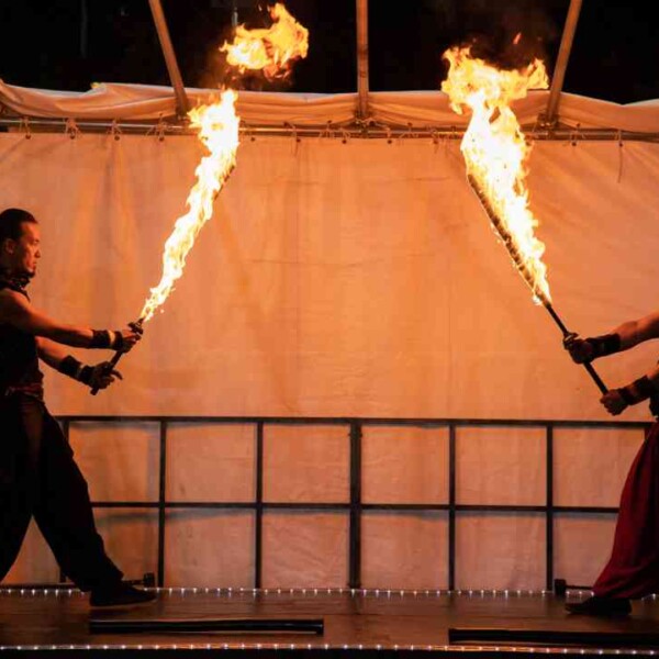 西武園ゆうえんちのプールの夏イベントを盛り上げるファイアーショー