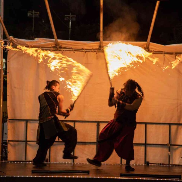 西武園ゆうえんちのプールの夏イベントを盛り上げるファイアーショー