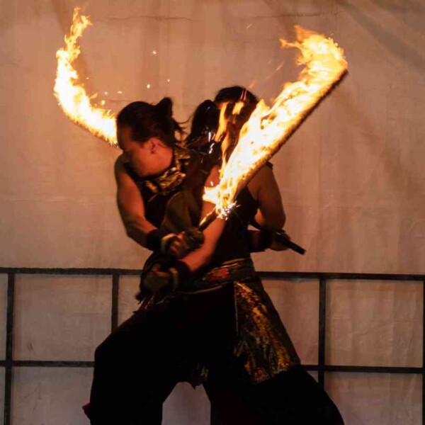 炎剣パフォーマンス 西武園ゆうえんちのプールの夏イベントを盛り上げるファイアーショー