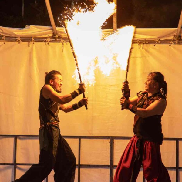 西武園ゆうえんちのプールの夏イベントを盛り上げるファイアーショー