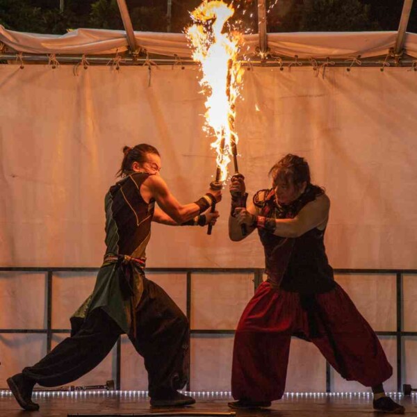炎剣パフォーマンス 西武園ゆうえんちのプールの夏イベントを盛り上げるファイアーショー