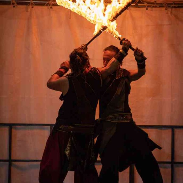 西武園ゆうえんちのプールの夏イベントを盛り上げるファイアーショー