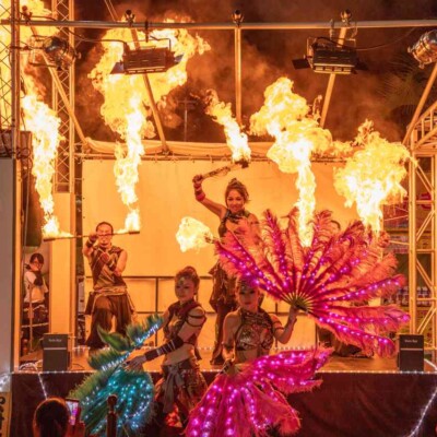 西武園ゆうえんちのプールの夏イベントを盛り上げるファイアーショー