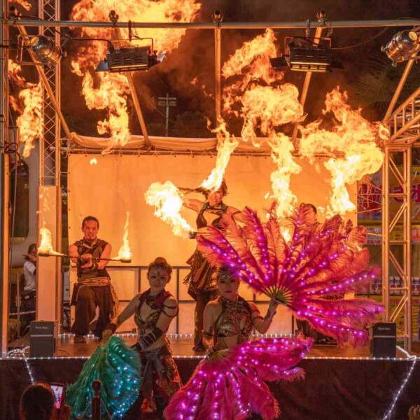 西武園ゆうえんちのプールの夏イベントを盛り上げるファイアーショー