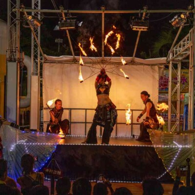 西武園ゆうえんちのプールの夏イベントを盛り上げるファイアーショー