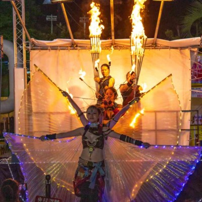 西武園ゆうえんちのプールの夏イベントを盛り上げるファイアーショー
