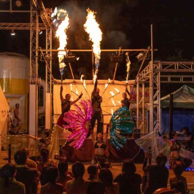 西武園ゆうえんちのプールの夏イベントを盛り上げるファイアーショー