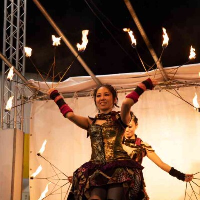西武園ゆうえんちのプールの夏イベントを盛り上げるファイアーショー