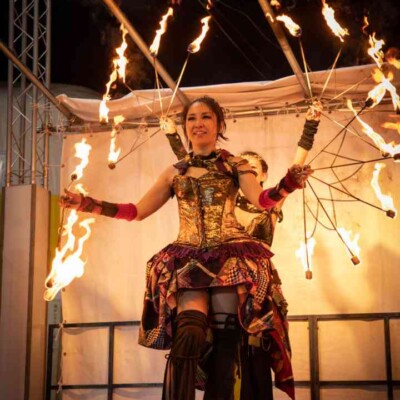 西武園ゆうえんちのプールの夏イベントを盛り上げるファイアーショー