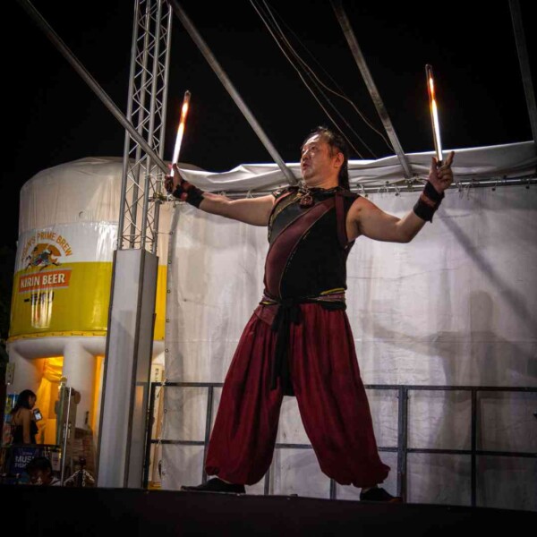 西武園ゆうえんちのプールの夏イベントを盛り上げるイルミネーションライトパフォーマンス