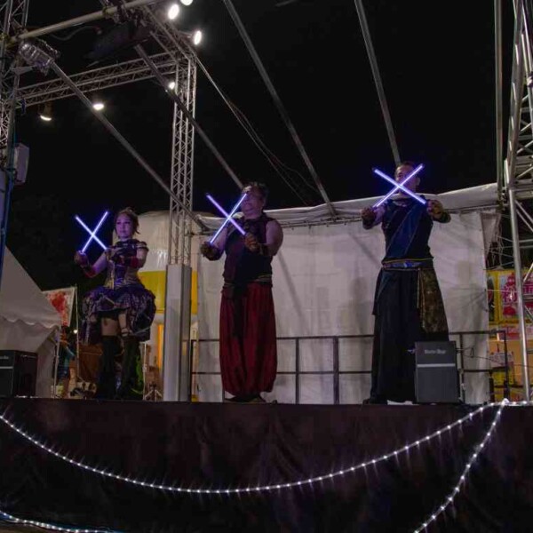 西武園ゆうえんちのプールの夏イベントを盛り上げるイルミネーションライトパフォーマンス