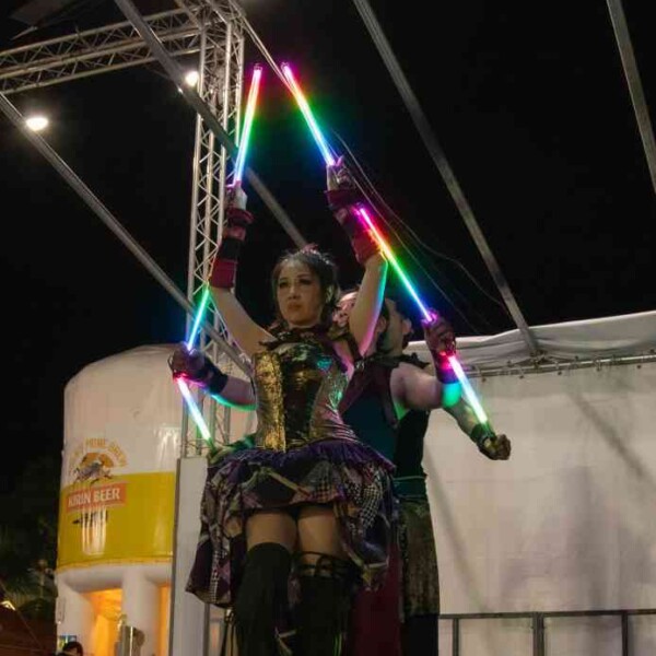 ビジュアルポイ 西武園ゆうえんちのプールの夏イベントを盛り上げるファイアーショー