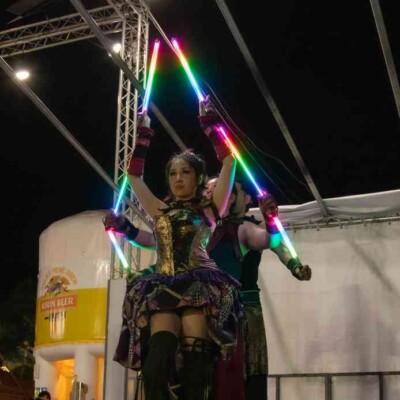 西武園ゆうえんちのプールの夏イベントを盛り上げるファイアーショー