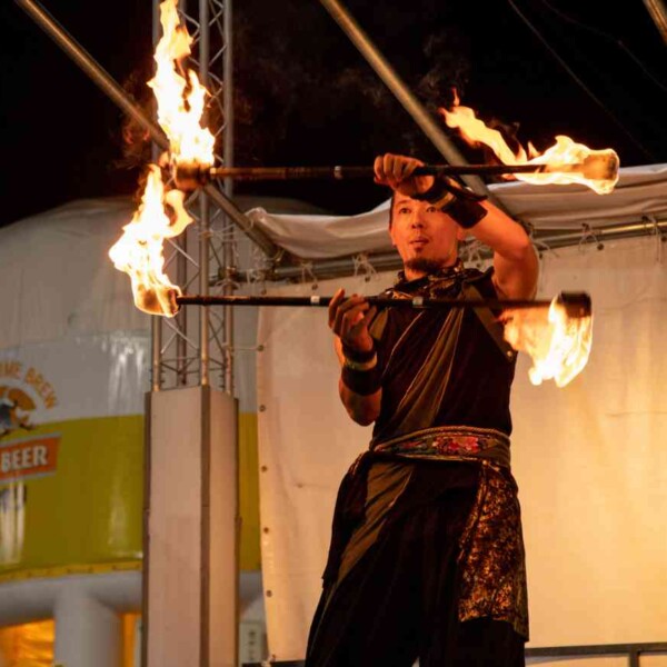 ファイアーダブルスタッフ 西武園ゆうえんちのプールの夏イベントを盛り上げるファイアーショー