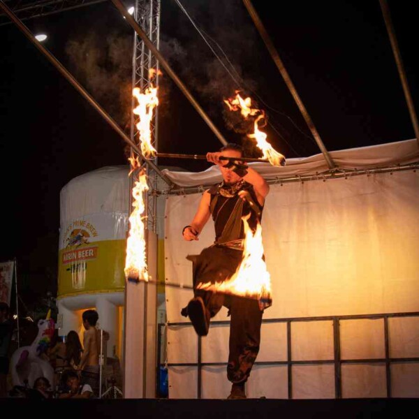 ファイアーダブルスタッフ 西武園ゆうえんちのプールの夏イベントを盛り上げるファイアーショー