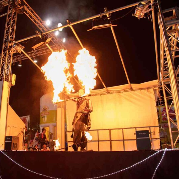 西武園ゆうえんちのプールの夏イベントを盛り上げるファイアーショー