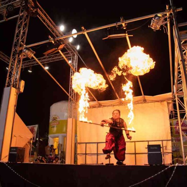 ファイアーバーンアウト 西武園ゆうえんちのプールの夏イベントを盛り上げるファイアーショー