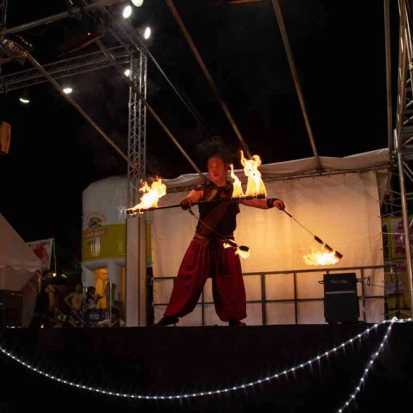 ポイとスタッフ全部持ち 西武園ゆうえんちのプールの夏イベントを盛り上げるファイアーショー