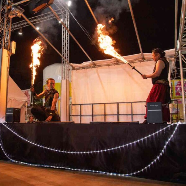 西武園ゆうえんちのプールの夏イベントを盛り上げるファイアーショー