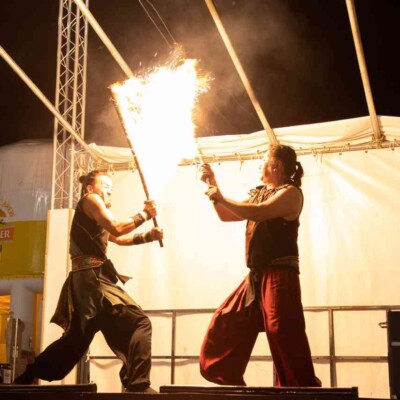 西武園ゆうえんちのプールの夏イベントを盛り上げるファイアーショー