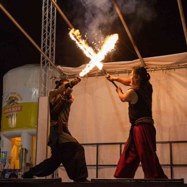 西武園ゆうえんちのプールの夏イベントを盛り上げるファイアーショー