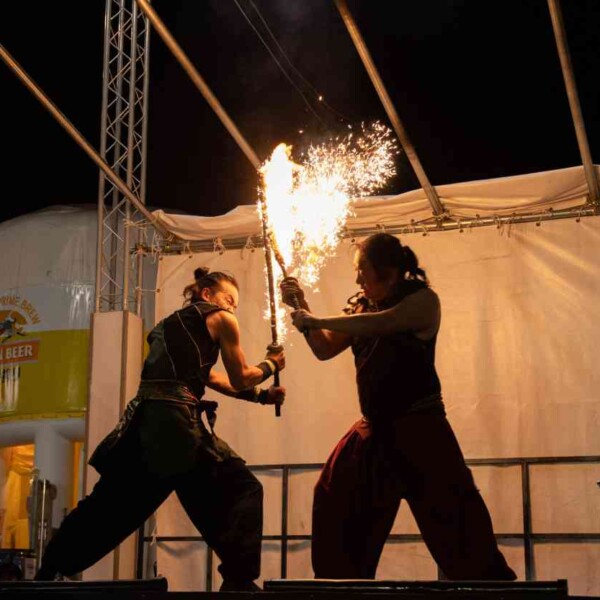 西武園ゆうえんちのプールの夏イベントを盛り上げるファイアーショー