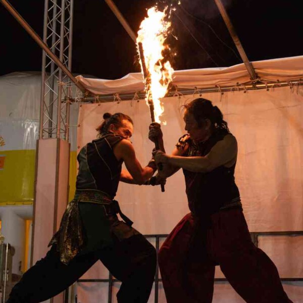 西武園ゆうえんちのプールの夏イベントを盛り上げるファイアーショー