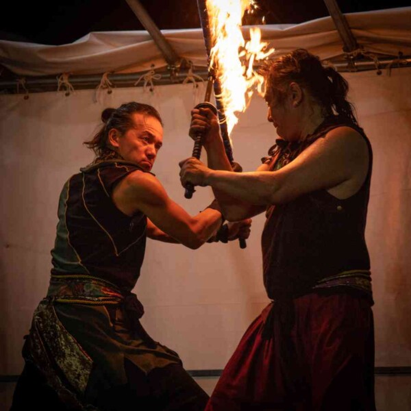 西武園ゆうえんちのプールの夏イベントを盛り上げるファイアーショー