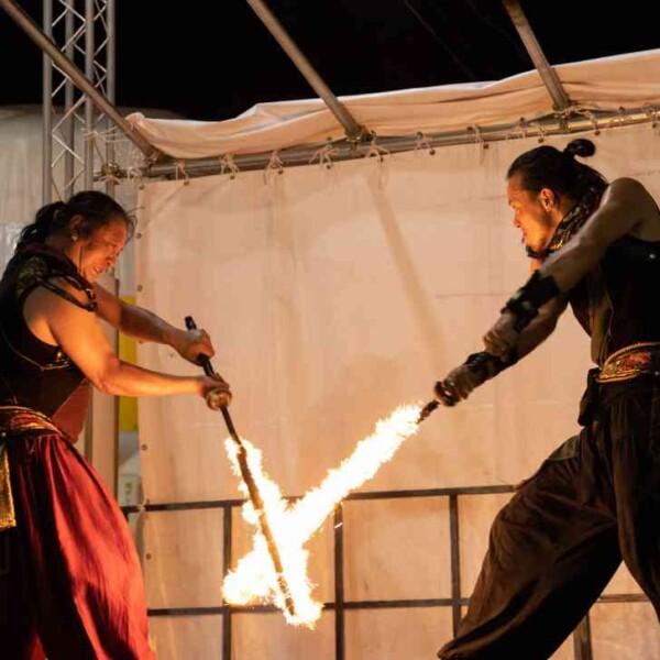 西武園ゆうえんちのプールの夏イベントを盛り上げるファイアーショー