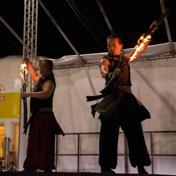 西武園ゆうえんちのプールの夏イベントを盛り上げるファイアーショー