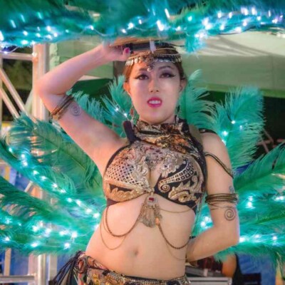 西武園ゆうえんちのプールの夏イベントを盛り上げるエキゾチックなベリーダンス