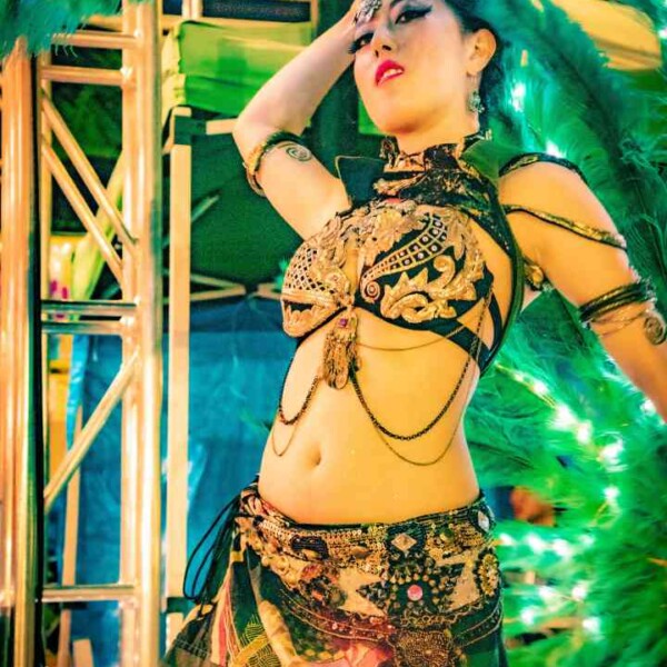 西武園ゆうえんちのプールの夏イベントを盛り上げるエキゾチックなベリーダンス