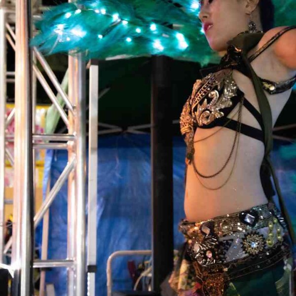 LEDフェザーファンズ 西武園ゆうえんちのプールの夏イベントを盛り上げるエキゾチックなベリーダンス