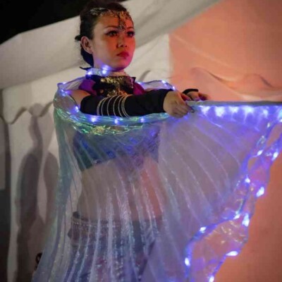 西武園ゆうえんちのプールの夏イベントを盛り上げるエキゾチックなベリーダンス