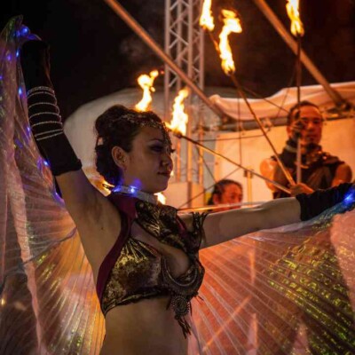 西武園ゆうえんちのプールの夏イベントを盛り上げるエキゾチックなベリーダンス