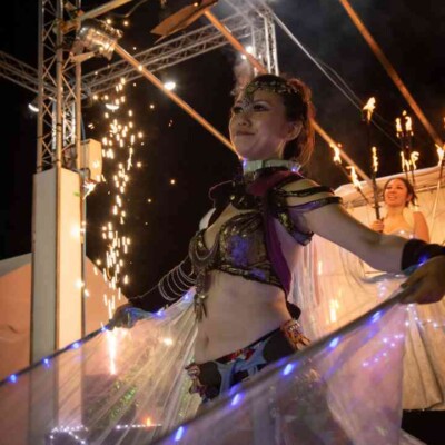 西武園ゆうえんちのプールの夏イベントを盛り上げるエキゾチックなベリーダンス