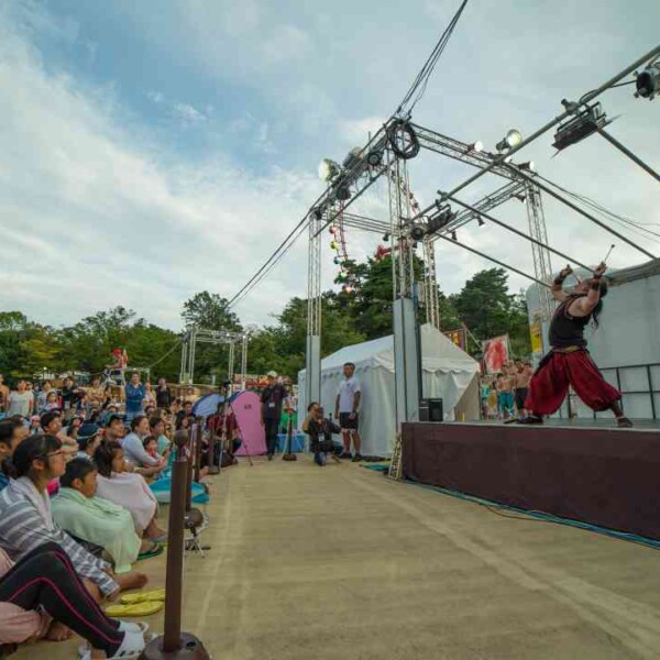 西武園ゆうえんちのプールの夏イベントを盛り上げるファイアーショー