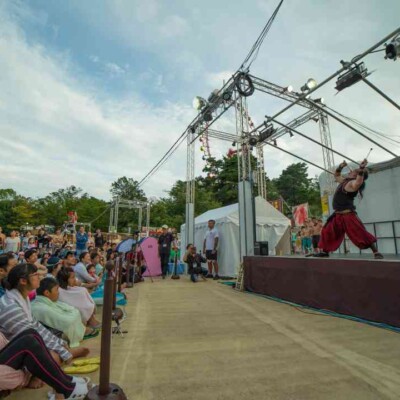 西武園ゆうえんちのプールの夏イベントを盛り上げるファイアーショー
