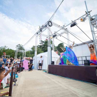 西武園ゆうえんちのプールの夏イベントを盛り上げるエキゾチックなベリーダンス