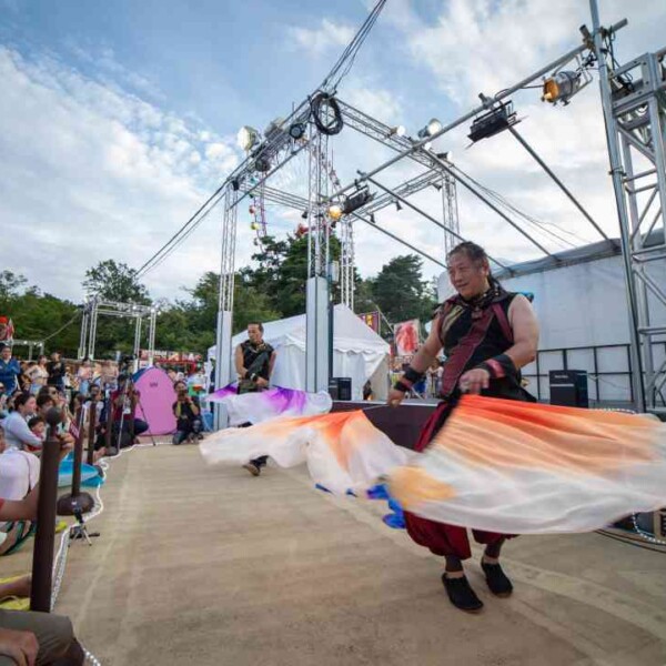 西武園ゆうえんちのプールの夏イベントを盛り上げる大道芸