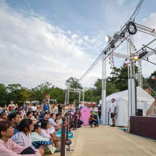 おこたんぺのコンタクトジャグリング 西武園ゆうえんちのプールの夏イベントを盛り上げる大道芸