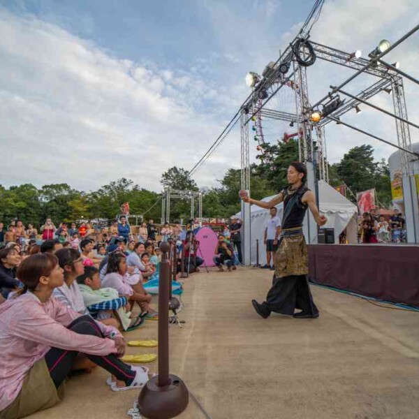 西武園ゆうえんちのプールの夏イベントを盛り上げる大道芸
