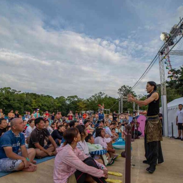 西武園ゆうえんちのプールの夏イベントを盛り上げる大道芸