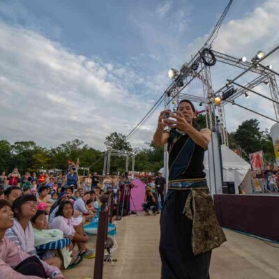 おこたんぺのコンタクトジャグリング 西武園ゆうえんちのプールの夏イベントを盛り上げる大道芸