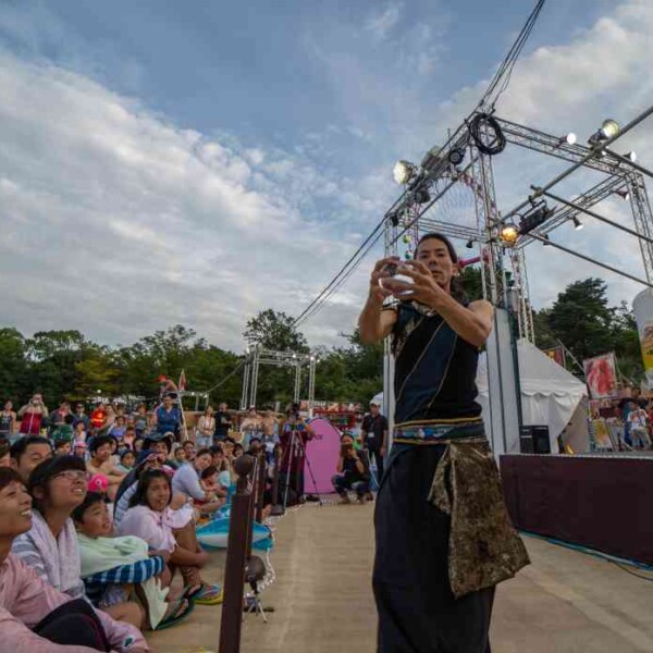 西武園ゆうえんちのプールの夏イベントを盛り上げる大道芸