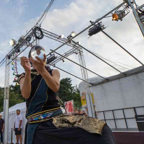 西武園ゆうえんちのプールの夏イベントを盛り上げる大道芸