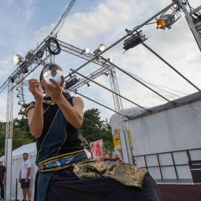 おこたんぺのコンタクトジャグリング 西武園ゆうえんちのプールの夏イベントを盛り上げる大道芸
