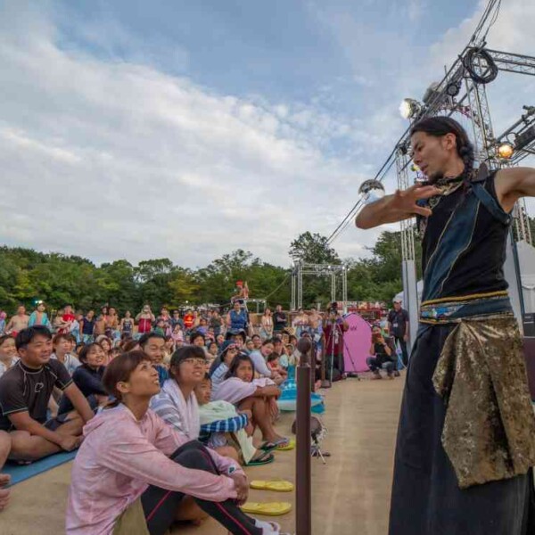 西武園ゆうえんちのプールの夏イベントを盛り上げる大道芸